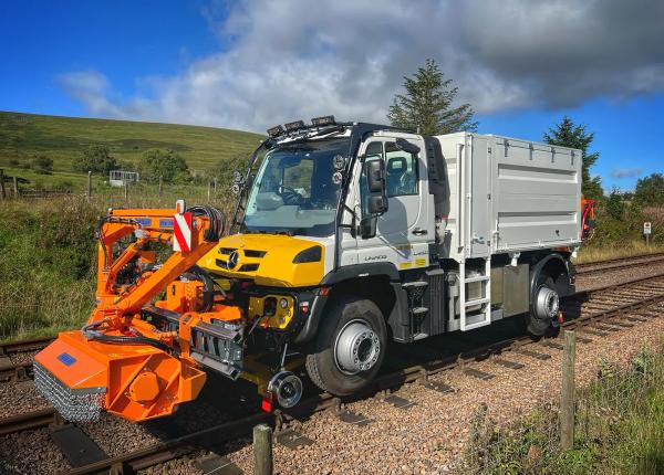 Mercedes Unimog Vegetation
